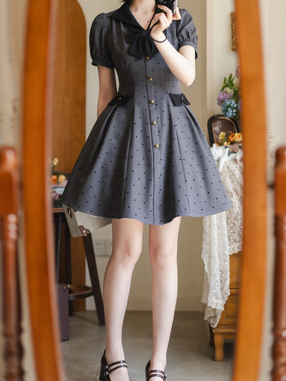 ブラックグレーのパフダークドレスの袖の小さなハート型パターンのファッションレトロ