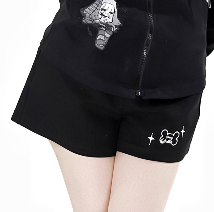 Weiße Shorts mit Knochenstickerei und Streifen in Schwarz/Grau/Schwarz