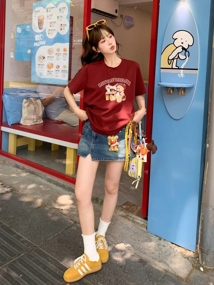 Weinrotes, rundes T-Shirt mit lockerem Halsausschnitt und Cartoon-Bären-Print