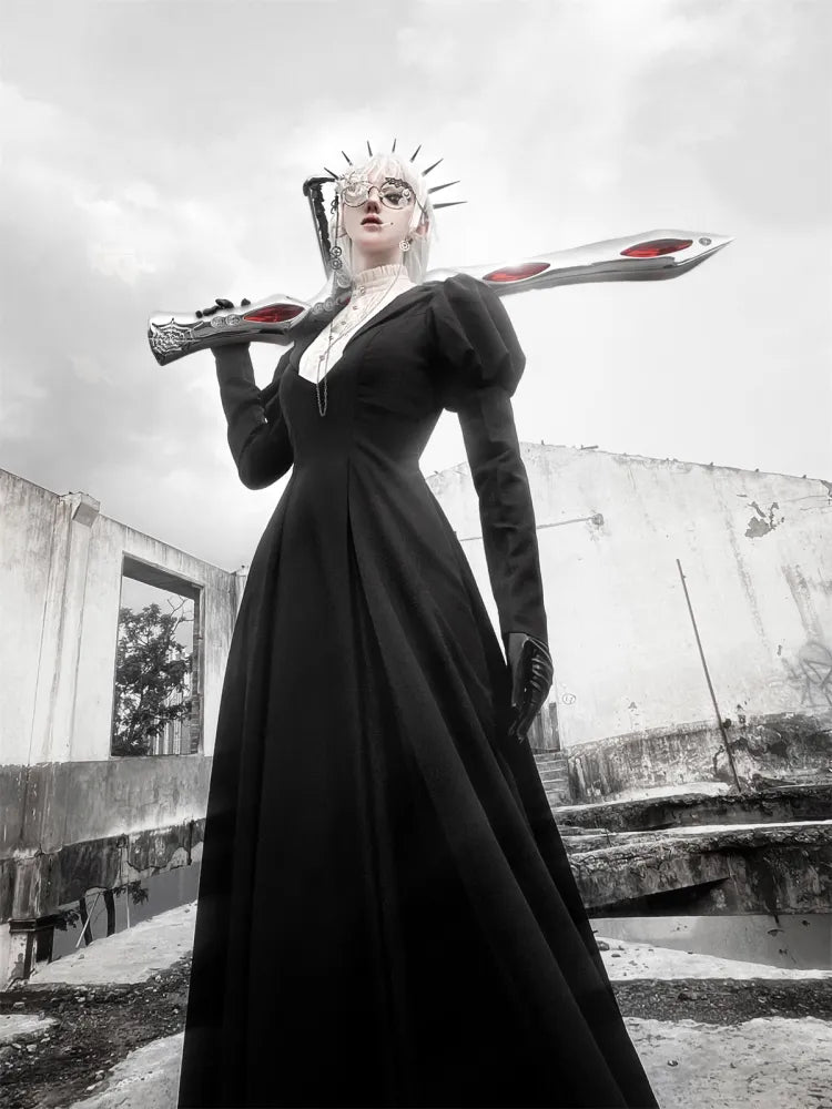 Schwarzes Juliette-Ärmelkleid mit schmaler Taille und beigem Rüschenausschnitt