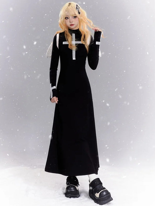 Schwarzes Maxikleid aus Strick mit Spitzenkreuzen und Stehkragen