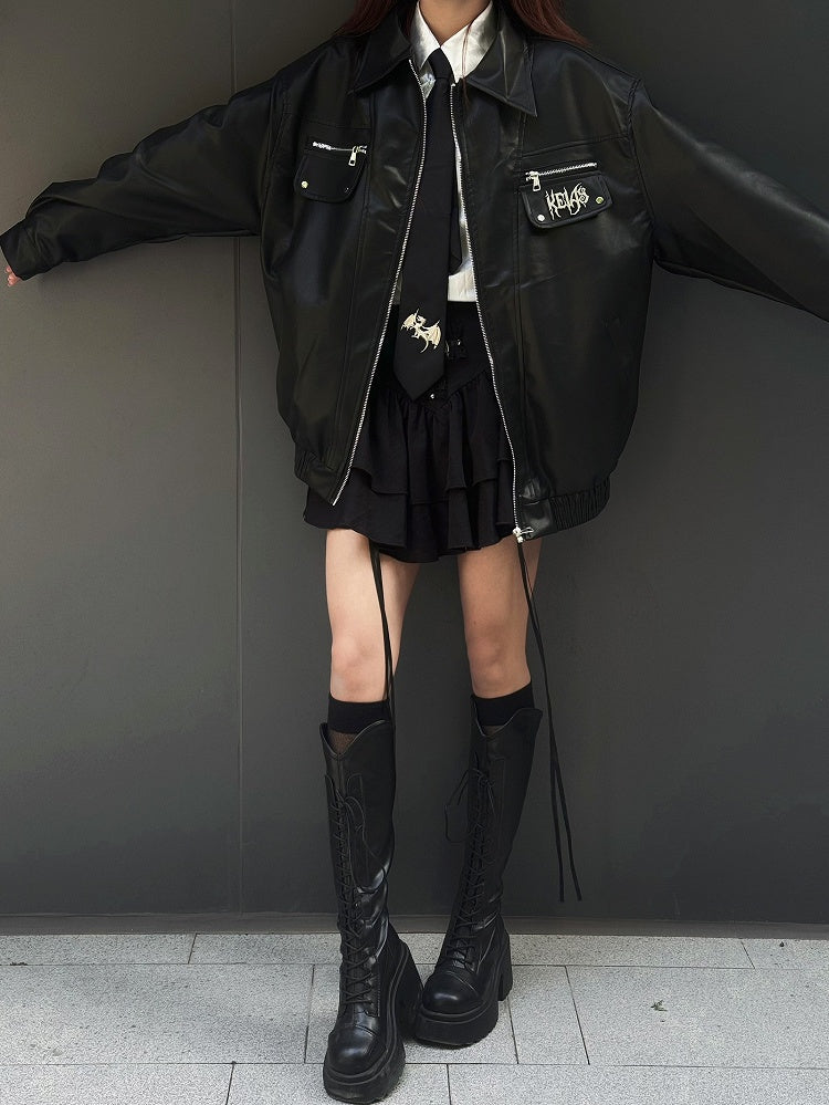 パンクなブラックメタル文字があしらわれたモトジャケット