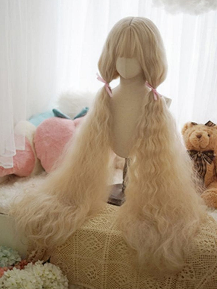 Hellblonde lange lockige Perücke mit vollem Pony