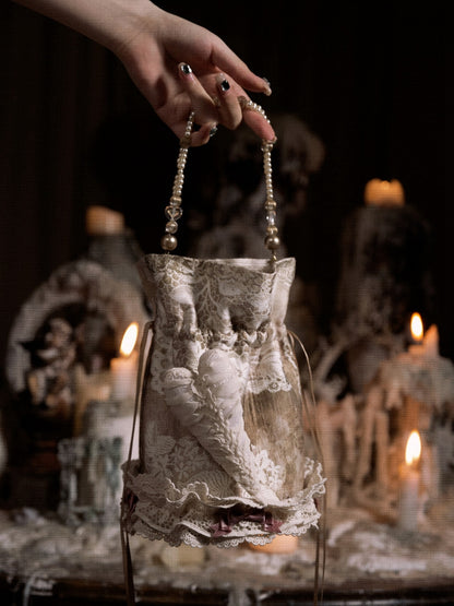 Taschennadel und Spitzen-Handschleife mit Kordelzug und Vintage-Akzenten, Herz