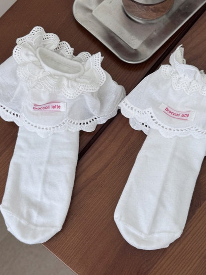 Weiße Lolita-Söckchen mit Rüschen