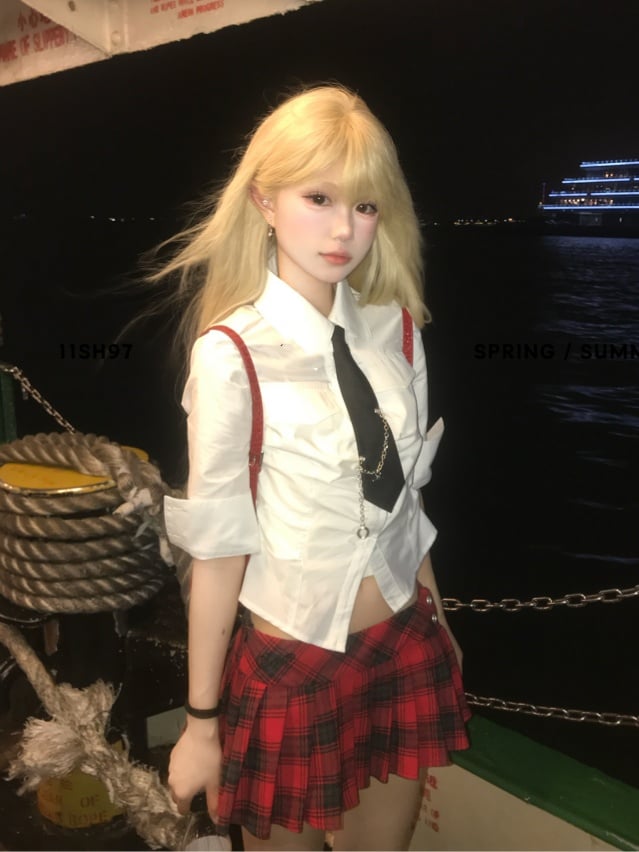 Krawatte mit schwarzen Kettenverzierungen