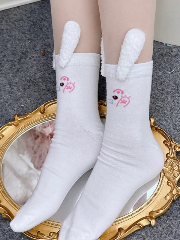 Kalb mit Socken, weiße Ohren mit Hasenmuster