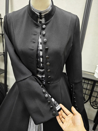 Schwarzer Mantel mit Stehkragen und langen Ärmeln