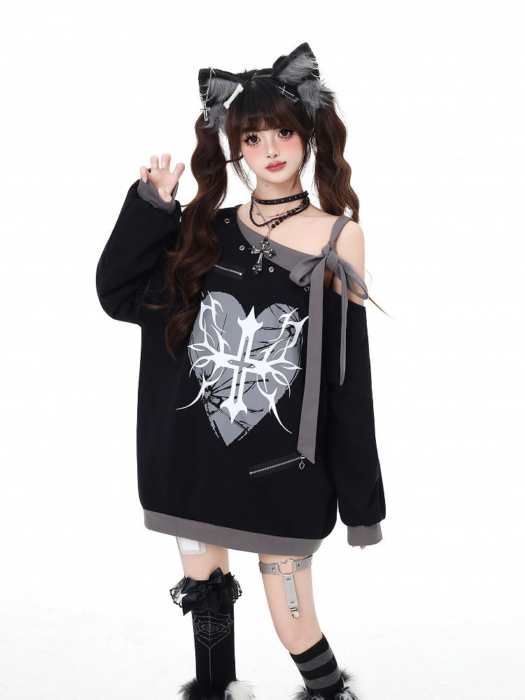 ブラックのアシンメトリーネックライン、セルフタイストラップ、ハート＆クロスプリントスウェットシャツ