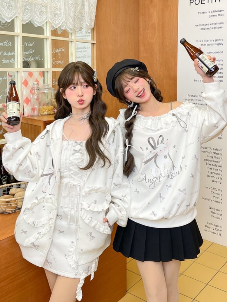 フリル付きアシンメトリーラム＆リボンプリントのホワイトネックラインスウェットシャツ