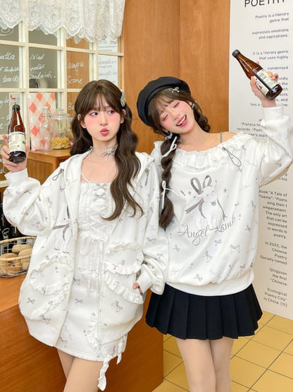 フリル付きアシンメトリーラム＆リボンプリントのホワイトネックラインスウェットシャツ