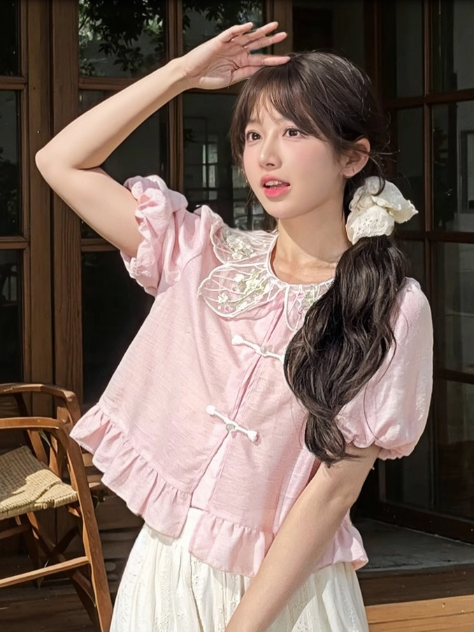 Erdbeerstickerei Rosa Blütenblattförmiger Kragen Puffärmel Blusenausschnitt Cheongsam