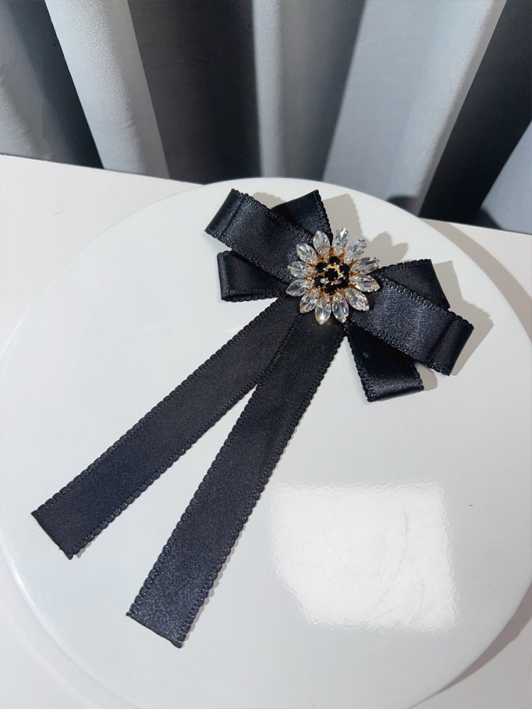 Fliege-Brosche mit Blumenmuster und Strasssteinen