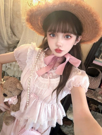 Spitzenbesatz am Saum mit Schößchenoberteil und rosa Puffärmeln