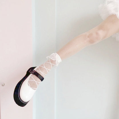 Weiß/schwarze Lolita-Söckchen aus Organza mit Rüschenbündchen und überkreuzten Bändern