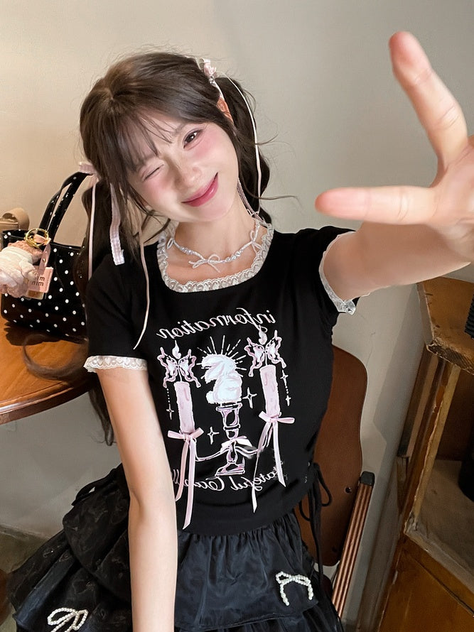 ブラック スクエアネック キャンドルスティックプリント ドローストリングヘム レーストリム Tシャツ