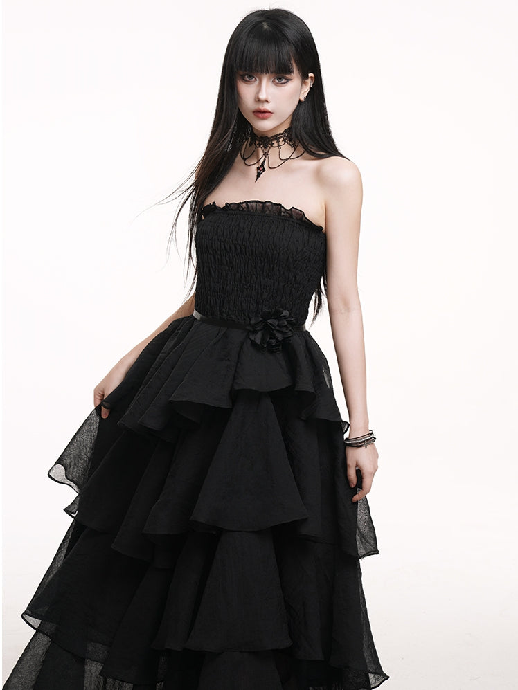 Schwarzes Ballkleid mit hoher Taille und Stufenrock aus Netzstoff