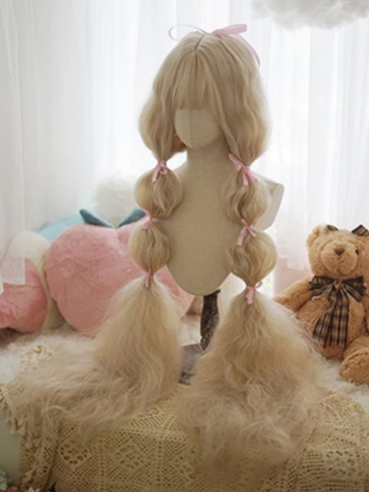 Hellblonde lange lockige Perücke mit vollem Pony