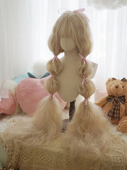 Hellblonde lange lockige Perücke mit vollem Pony