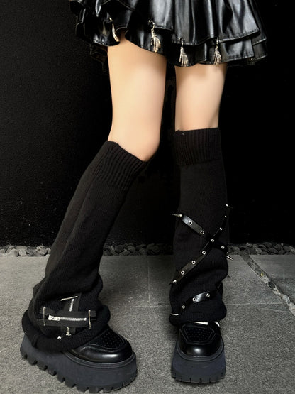 パンクなブラックジッパーとクロスストラップ、スタッズがあしらわれたニットレッグウォーマー