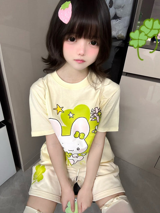 四つ葉のクローバーとウサギのプリントコットンTシャツアプリコット