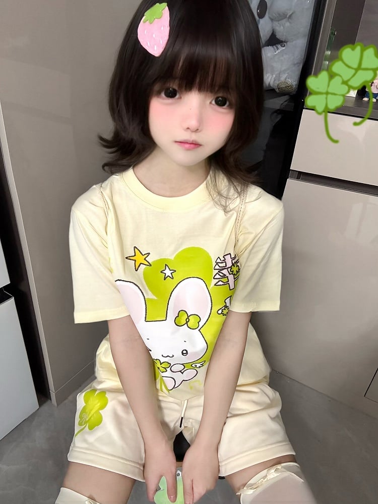 Apricot Four Baumwoll-T-Shirt mit Blatt-Glücksklee und Hasen-Print