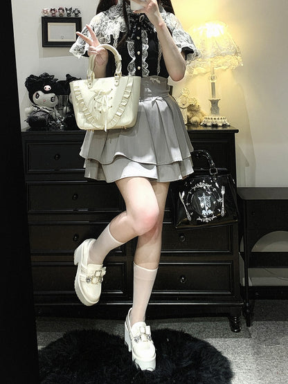 ジライケイ ブラック/ブルー/ホワイト カットアウトショルダーケープデザイン レースブラウス