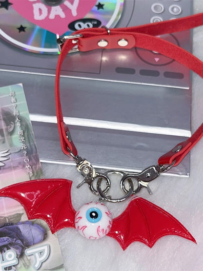 コウモリの羽根が付いた赤い目玉ペンダントパンクチョーカー