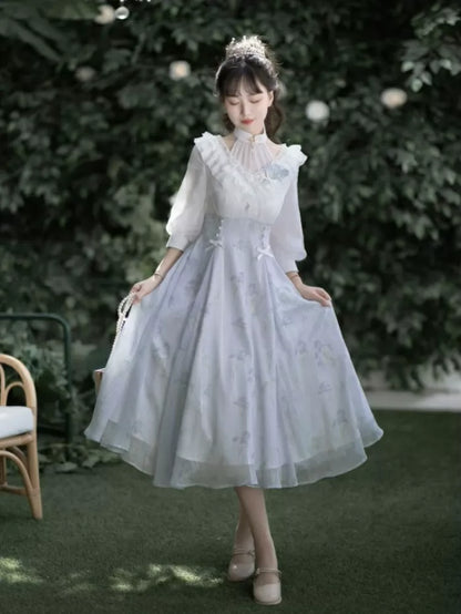 Weißes und violettes Edward Neckholder-Sommerkleid mit Blumenmuster