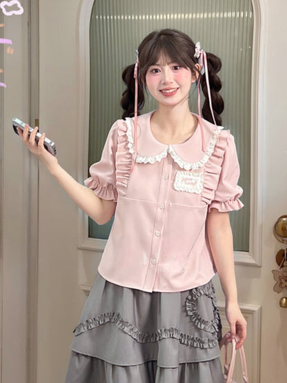 ピンクのフリル付きピーターパンカラーのパフスリーブ、アップリケ刺繍ブラウス