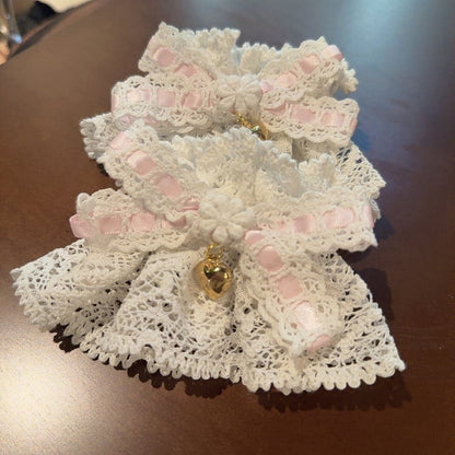 Manchettes en dentelle à nœud papillon disponibles en quatre couleurs