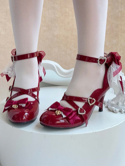 Lolita-Leder in opulentem weinrotem PU mit Absätzen und Schleifendetails