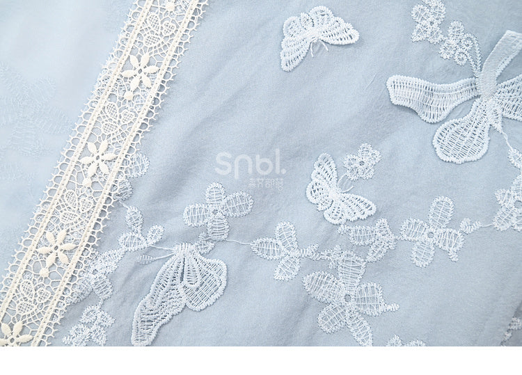 Top mit Quasten und Schmetterlingsdesign, blauer Saum, lange Stickerei, florale Ärmel