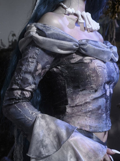 Staubblaues Top mit schulterfreiem Ausschnitt und Schmetterlingsdruck