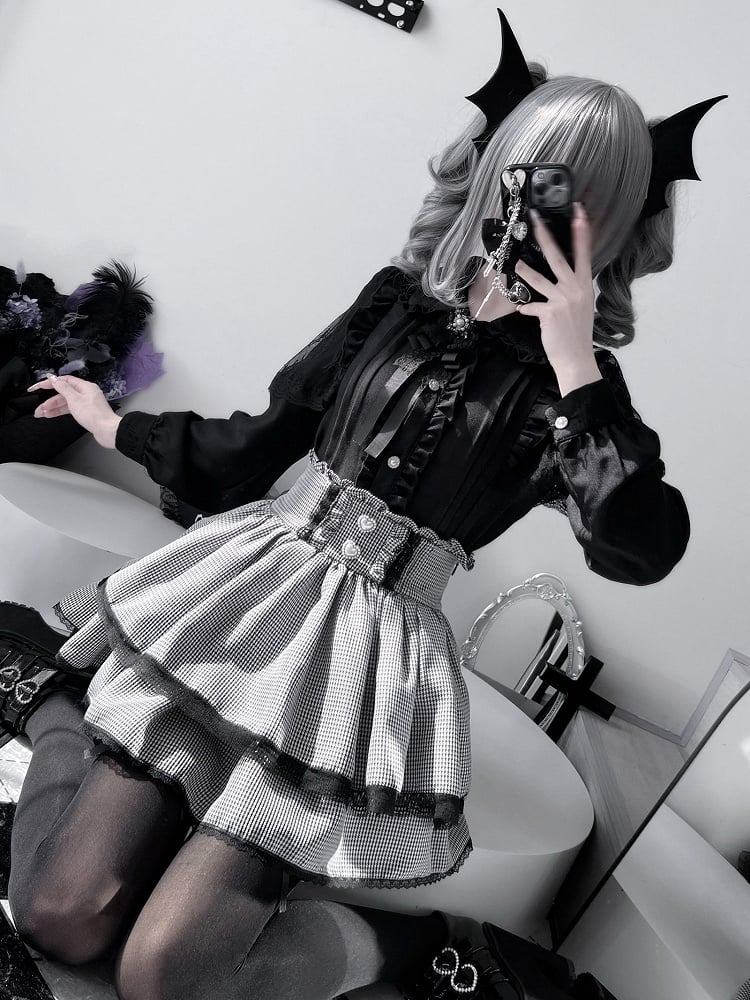 Kei + Jirai Plisseerock-Outfit mit gestuften Details in Schwarz mit Karomuster – Schwarz-weißes Hemd