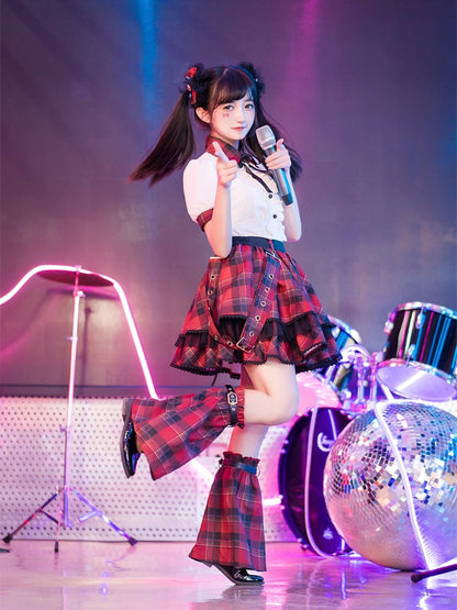 コントラストレッドのチェック柄トリム、ベージュのアイドルロリータブラウス。背中にレースアップディテール。