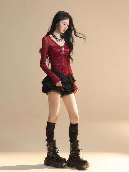 Rotes Top mit V-Ausschnitt und glamouröser Schmetterlingsstickerei mit Strassverzierung