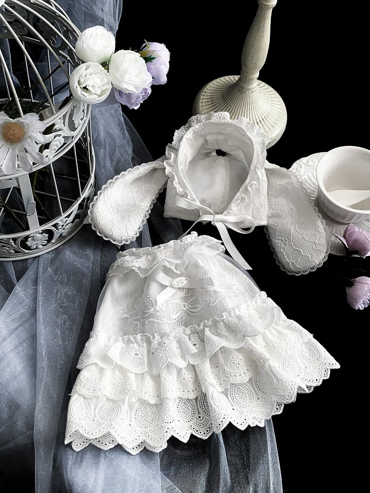 Weißes Kleid mit Rosette und Schleifenstickerei + Mütze mit Hasenohren