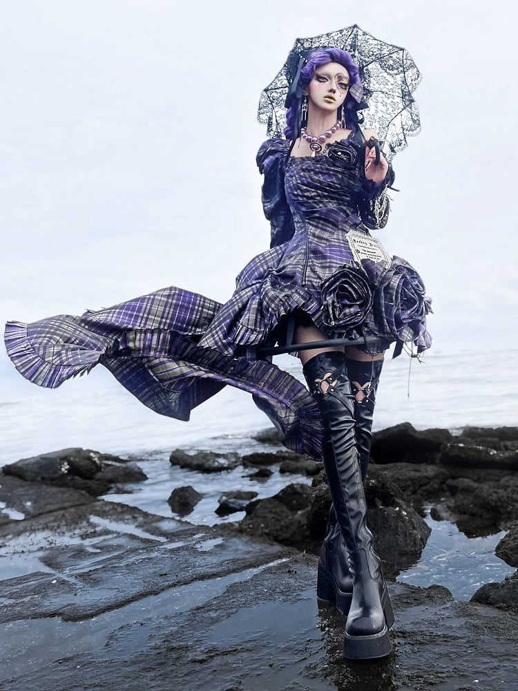 Mattschwarze Gothic Overknee-Stiefel in Herzform mit Cut-Out-Detail