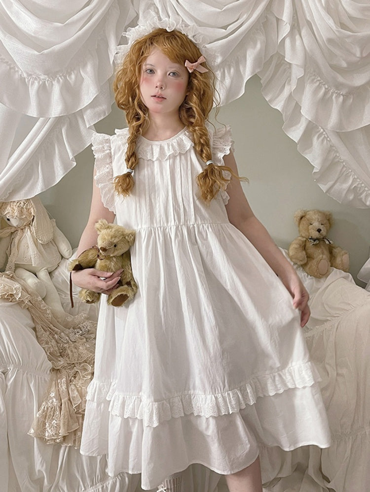 Weißes Kleid mit Ösenbesatz und Flatterärmeln