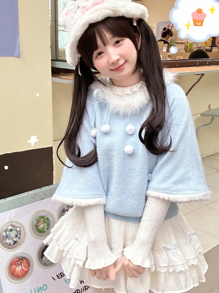 Blauer Pullover mit Plüschbesatz, Schleifen und Pompons und Oberteil mit weißen Rüschenbündchen