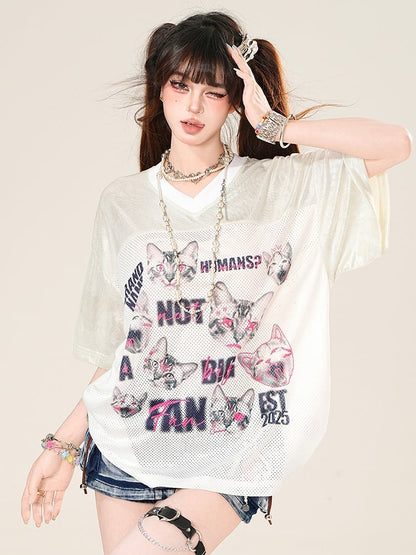 Vネックの猫柄デイリーカワイイプリントTシャツと文字ホワイト