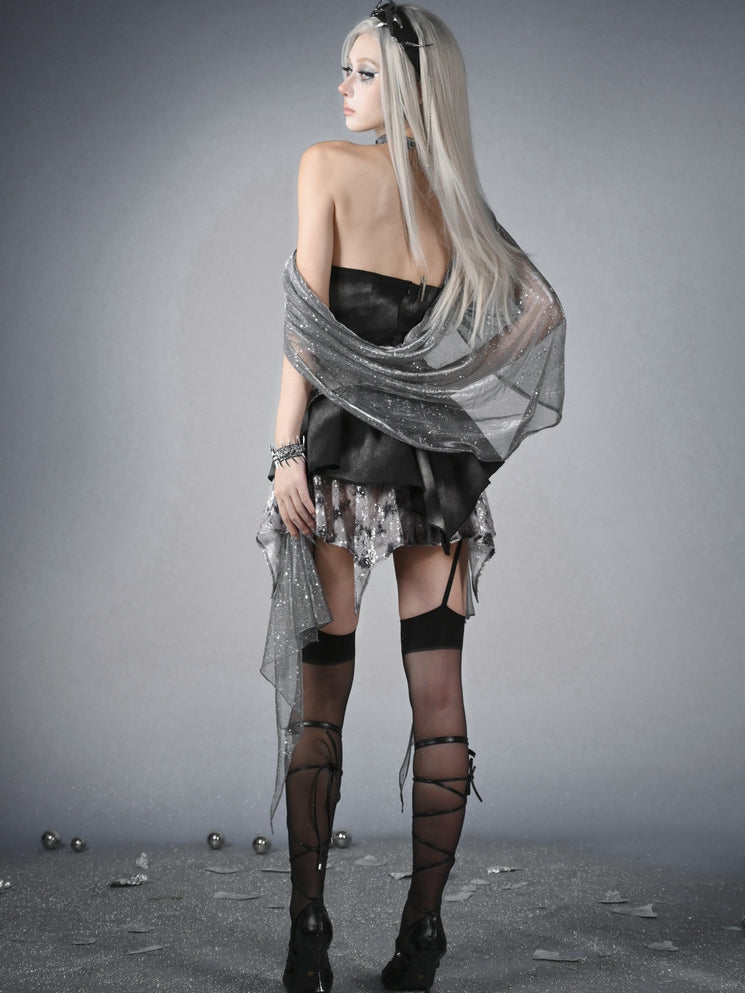 Futuristisches schwarzes Basken-Taillen-Metall-Y3K-Kapuzenkleid mit Taschentuch-Saumketten Cyberpunk-Modefront