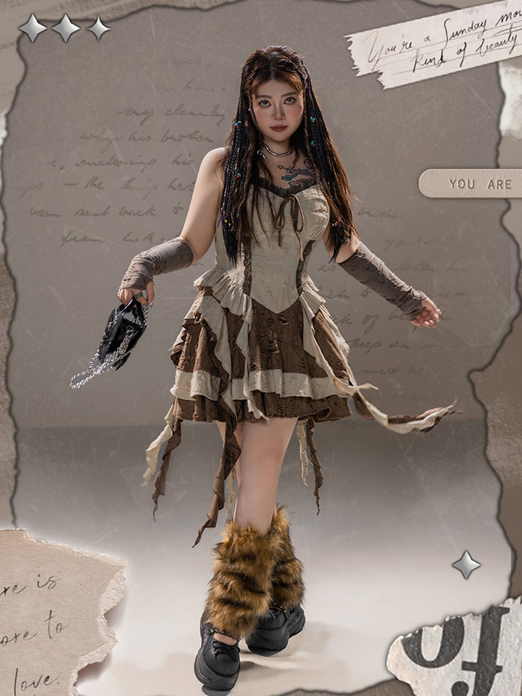 Plus Size Camisole-Kleid mit baskischer Taille und kaskadierenden Rüschen im Used-Look, Ödland-Punk-Stil, braune Löcher