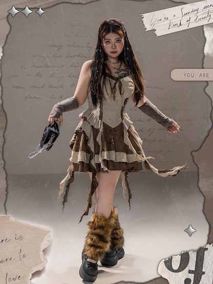 Plus Size Camisole-Kleid mit baskischer Taille und kaskadierenden Rüschen im Used-Look, Ödland-Punk-Stil, braune Löcher