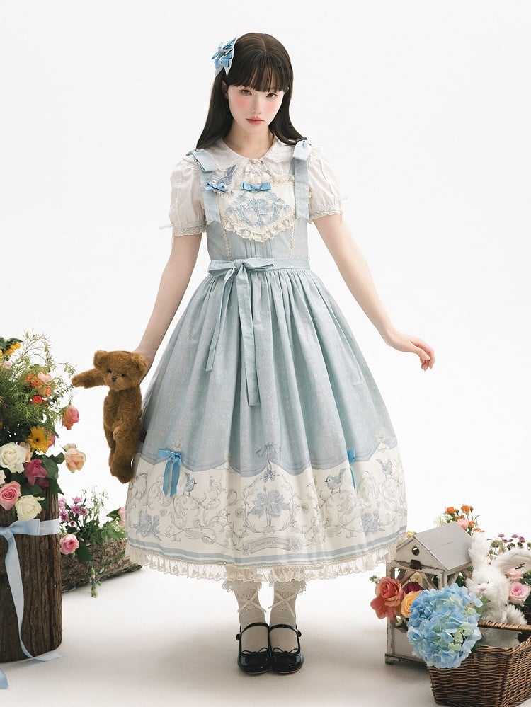 Lolita-Rock und blau bedruckter Pullover mit Blumenmeise