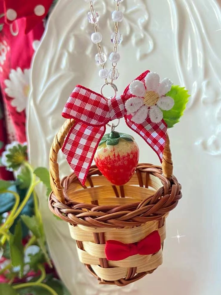 ペンダントの詳細 花柄のイチゴで飾られたネックレス 赤い蝶結びのバスケットとビーズ