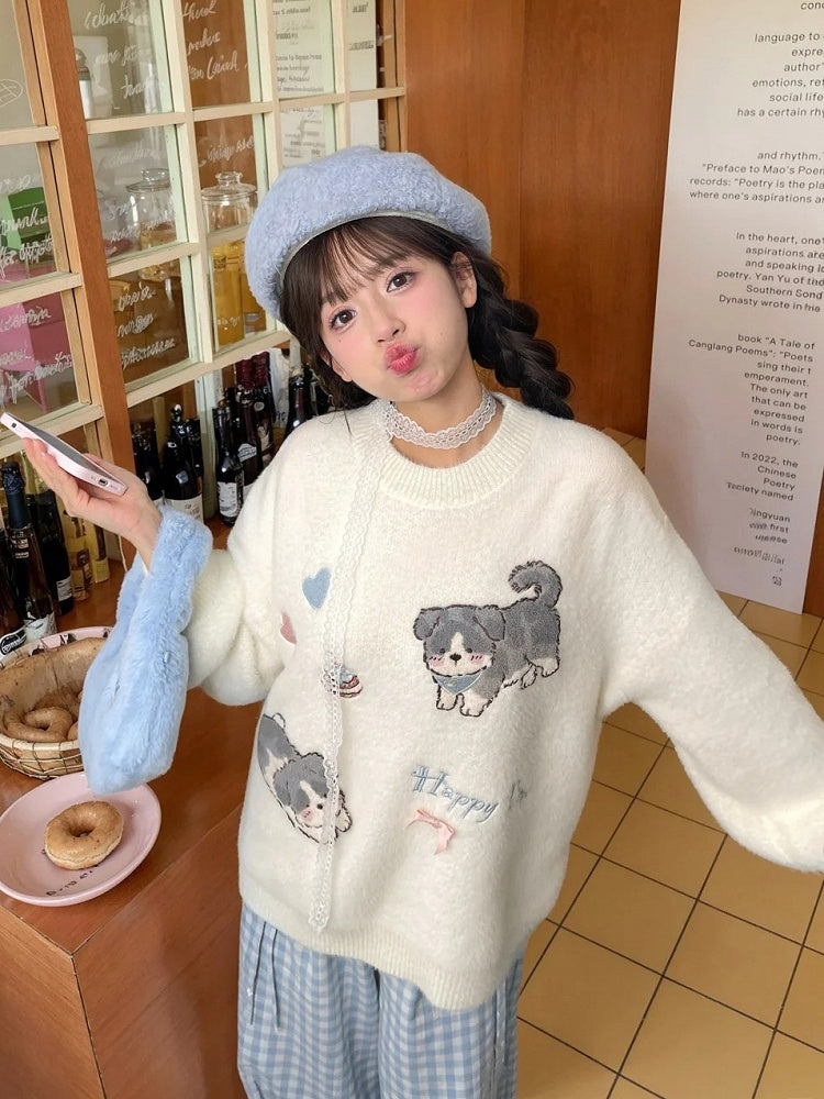 白いかわいい子犬柄のラウンドネックルーズセーター