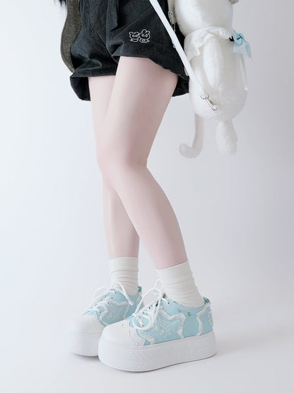 Blaue Plateau-Sneaker mit Stern-Applikation