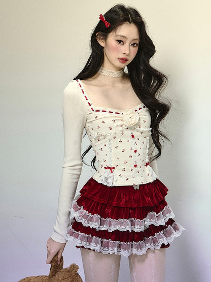 Aprikosenfarbenes Oberteil mit Blumenmuster, Kirschen und Schleife, Spitzenakzenten und quadratischem Ausschnitt